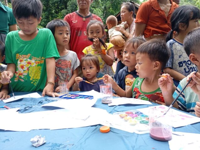 Les Enfants du village de Done Cheng découvrent la peinture
