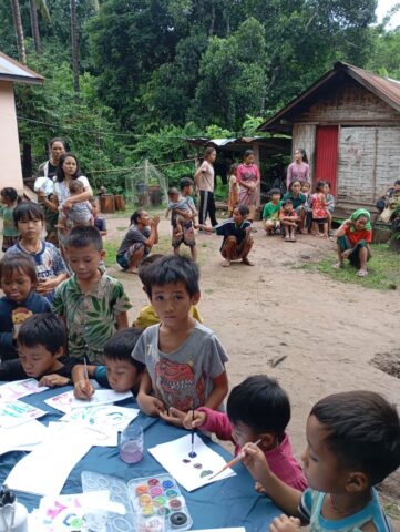 Pendant que les enfants peignent, Les parents attendent d'être reçu par les médecins