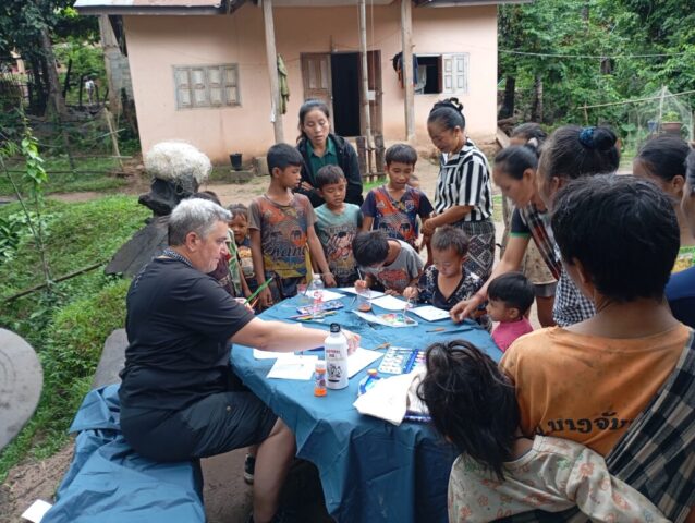 Un poncho en guise de nappe. c'est la saison des pluie tout est très humide