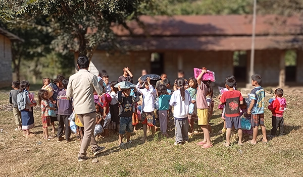 distribution vêtements chauds enfant hmong laos