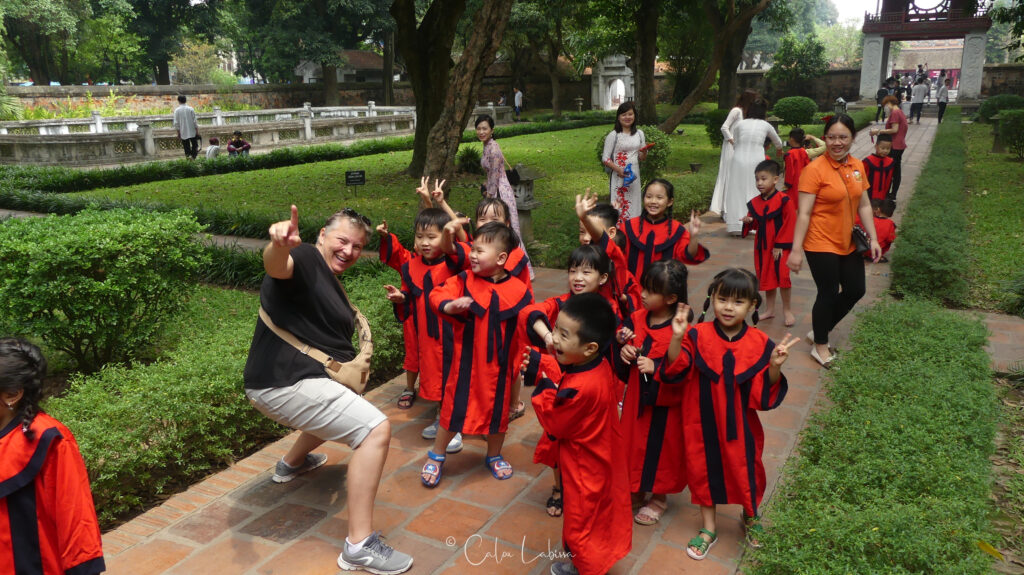 distribution vêtements chauds enfant hmong laos