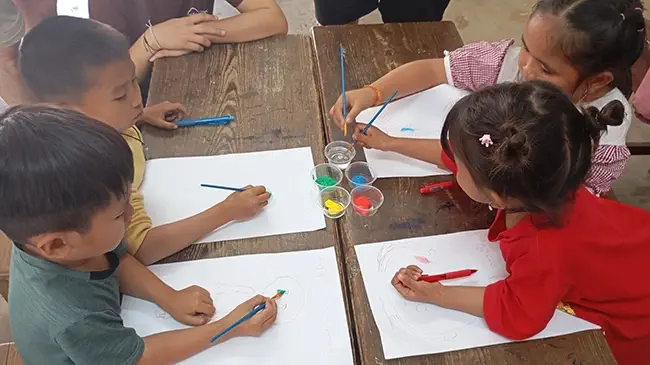 atelier peinture école enfants ban thapene laos